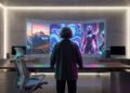 Une personne debout devant un écran incurvé futuriste affichant des créations artistiques générées par intelligence artificielle.