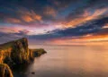 Remplacer le ciel sur Photoshop : tutoriel avec l'IA générative 7 Ciel Photoshop : coucher de soleil spectaculaire sur des falaises, le type de ciel visé par le remplacement