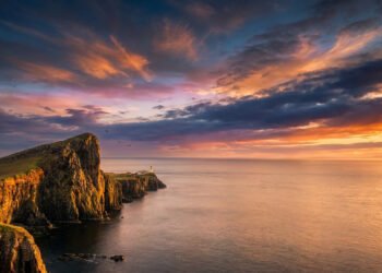Ciel Photoshop : coucher de soleil spectaculaire sur des falaises, le type de ciel visé par le remplacement