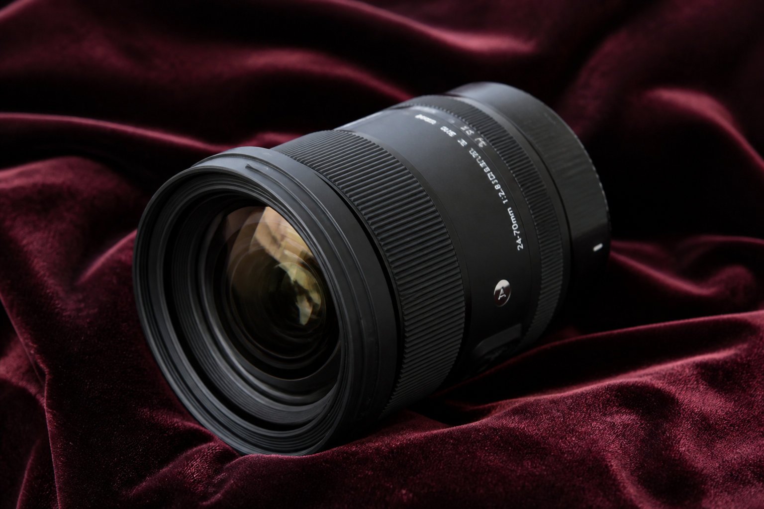 Objectif photo professionnel posé sur du velours, la référence optique des Midjourney images réalistes
