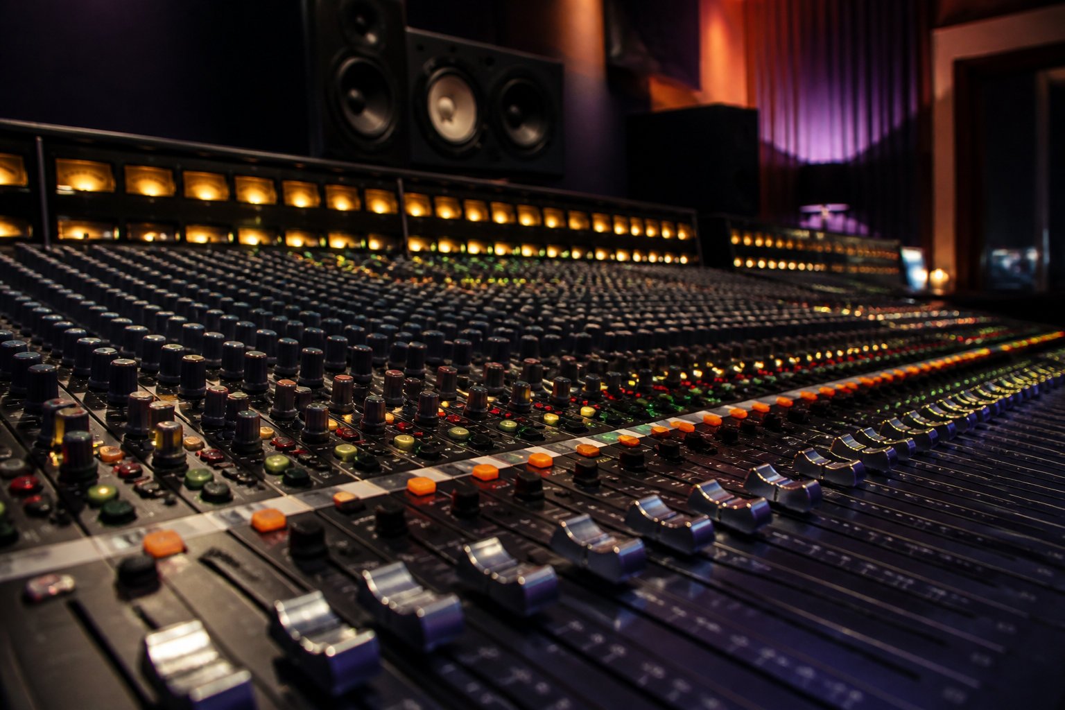 Console de mixage aux faders lumineux, étape de post-production d'un morceau créé avec une IA musique sans droit d'auteur