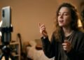 Une chanteuse se filme au téléphone dans sa chambre pour animer le personnage de son clip musical
