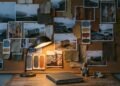 Mur de moodboard dans un atelier : photos de côtes brumeuses, textures rouillées, tissus et nuanciers épinglés au liège