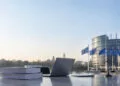 Accueil 52 Ordinateur portable et livres de droit devant le Parlement européen à Strasbourg.