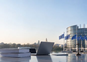 Ordinateur portable et livres de droit devant le Parlement européen à Strasbourg.