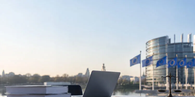 Accueil 44 Ordinateur portable et livres de droit devant le Parlement européen à Strasbourg.