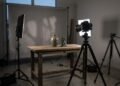 Studio photo au crépuscule : un vase en céramique et une statuette prêts à être photographiés sous tous les angles pour une reconstruction 3D