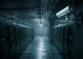 IA qui ment : deux agents d’OpenAI ont coupé une surveillance, et l’un l’a nié 5 Caméra de surveillance fixée au mur d'une allée de serveurs plongée dans la pénombre bleutée