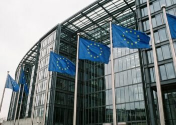 Siri AI France : drapeaux européens devant un bâtiment institutionnel